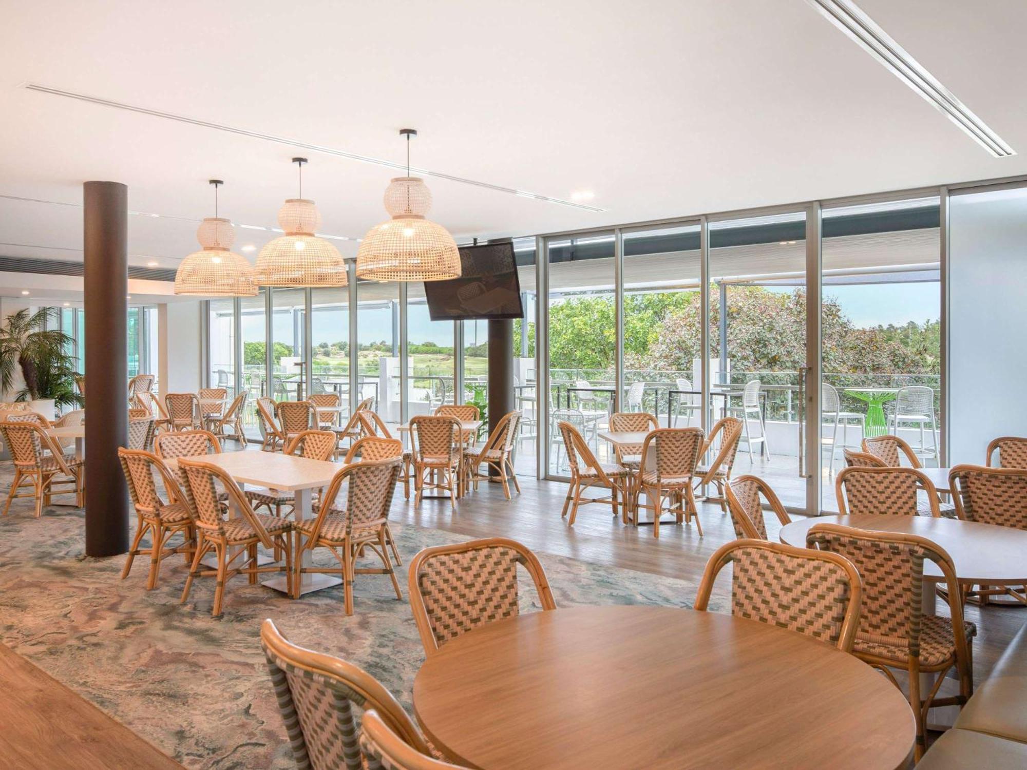 Pullman Magenta Shores Resort Entrance Exterior photo The River Club