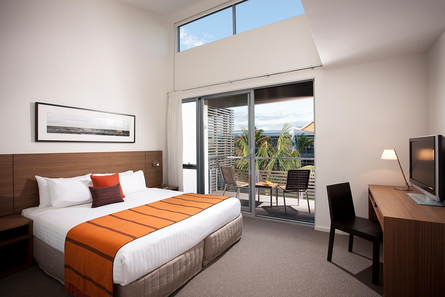 Pullman Magenta Shores Resort Entrance Exterior photo A typical room at the Mantra Crown Towers